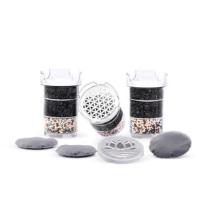Drei mehrstufige Wasserfilter-Kartuschen und vier runde Kalkfilter-Pads, die als Set für einen sechsmonatigen Vorrat angeordnet sind.