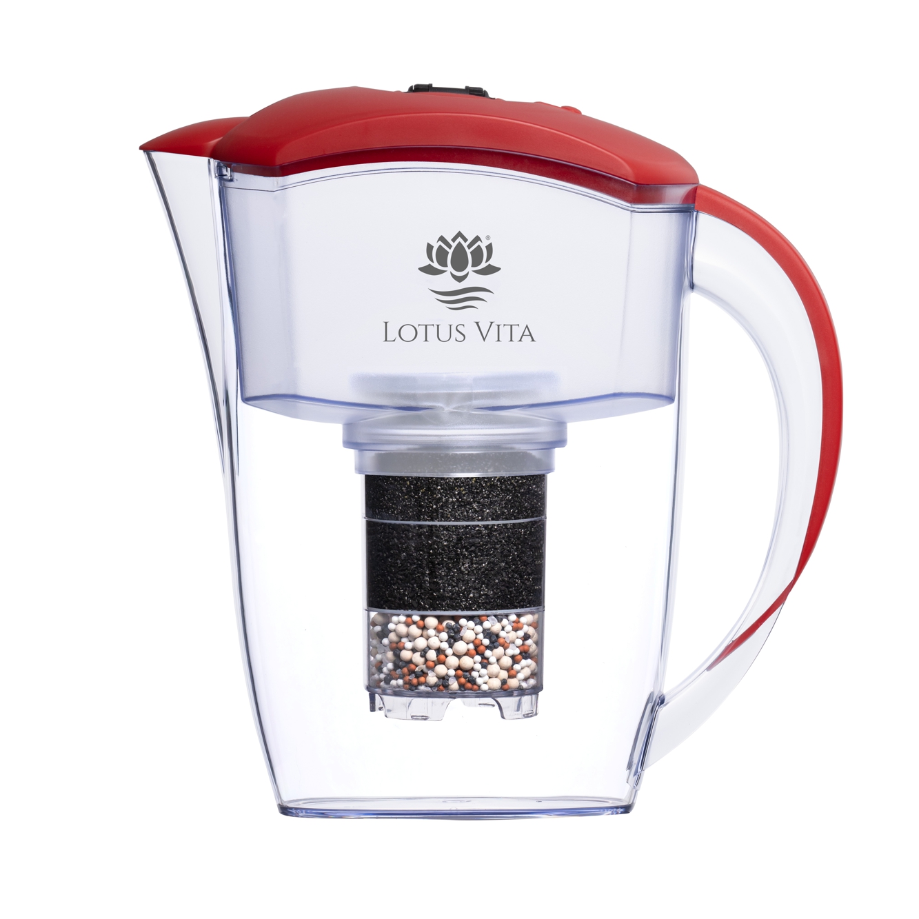 Eine transparente Wasserfilterkanne mit rotem Deckel und Griff, die eine mehrschichtige Filterkartusche von Lotus Vita enthält.