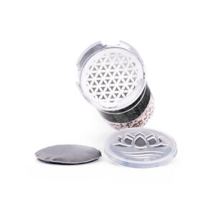 Wasserfilter-Ersatzkartusche mit mehreren Schichten, ein rundes Kalkfilterpad und ein Deckel mit Lotus-Logo.