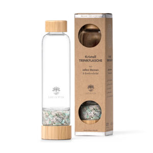 Edle Glas-Trinkflasche mit Bambus-Akzenten und einer separaten Kammer gefüllt mit einer Mischung aus Amazonit- und Rosenquarz-Edelsteinen, stehend neben ihrer Kartonverpackung.