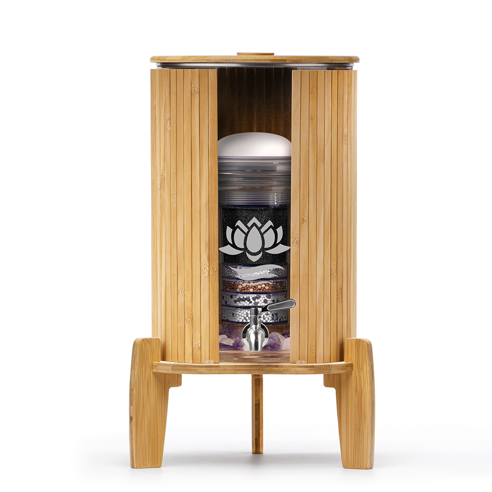 Produktbild: Standfilter KAITO 8L von Lotus Vita mit Sockel, Deckel und Lichtschutz in Bambus.