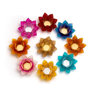 Neun lotusblütenförmige Teelichthalter in verschiedenen Farben, von oben im Kreis angeordnet.