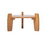 Ein eleganter, dreibeiniger Bambus-Sockel zur Erhöhung eines Wasserfiltersystems.