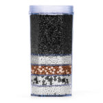 Eine transparente Wasserfilter-Kartusche im Querschnitt, die die einzelnen Schichten aus Aktivkohle und Mineral-Keramiken zur Wasseraufbereitung zeigt.