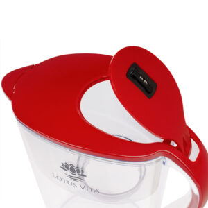 Roter Ersatzdeckel mit digitaler Wechselanzeige für eine Wasserfilterkanne von Lotus Vita, von oben fotografiert.