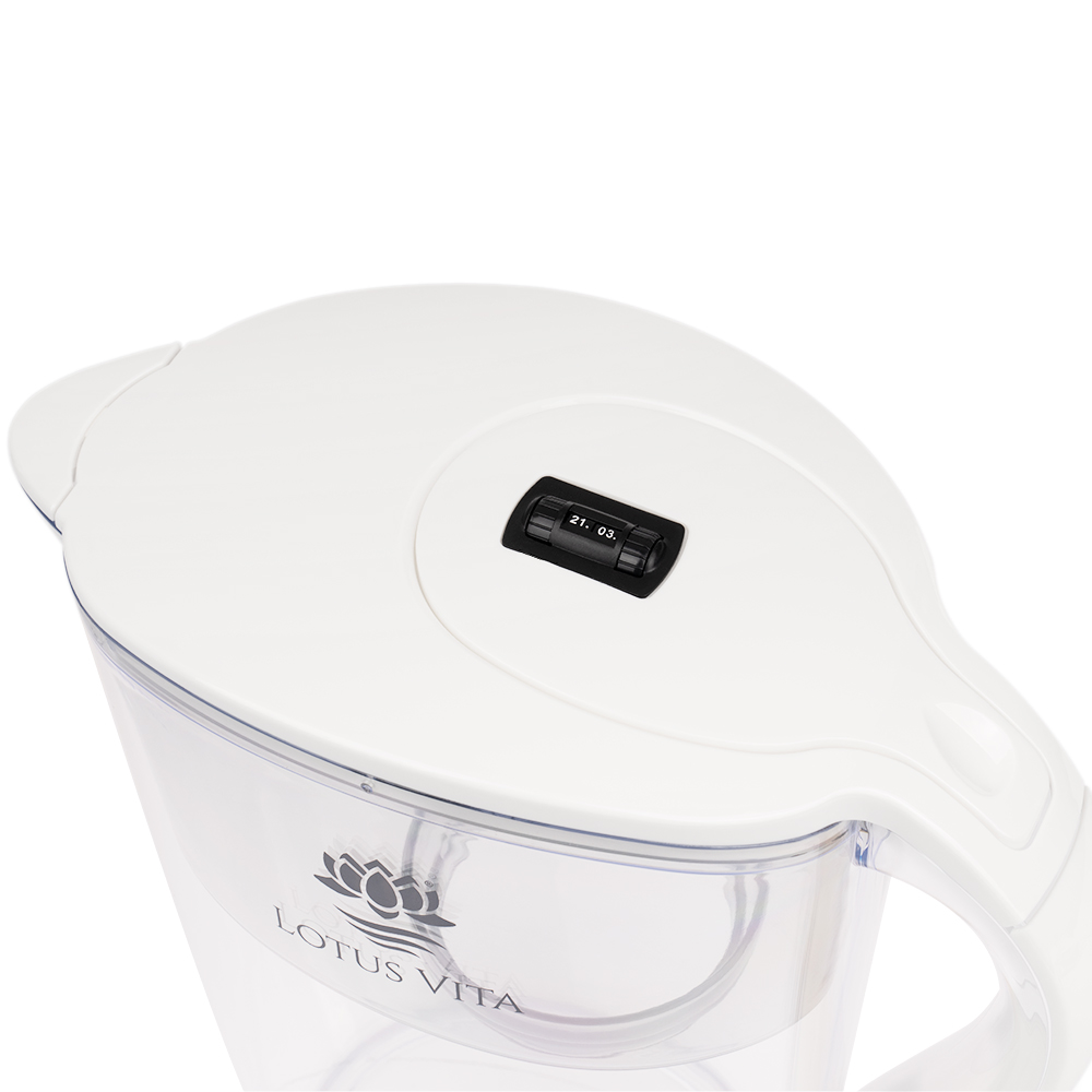 Draufsicht des weißen Ersatzdeckels einer Lotus Vita Wasserfilterkanne, mit Detailansicht des manuellen Datumszählers.