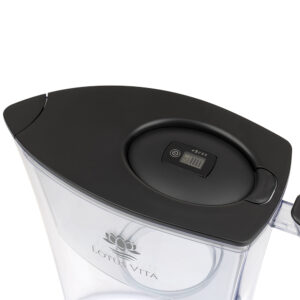 Draufsicht auf den anthrazitfarbenen, matten Deckel einer Wasserfilterkanne, mit einer digitalen Anzeige für den Filterwechsel.