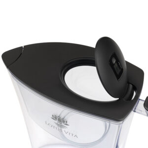 Nahaufnahme des schwarzen Deckels einer Lotus Vita Wasserfilterkanne mit digitaler Filterwechsel-Anzeige in der geöffneten Einfüllklappe.