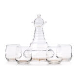 Elegantes Set aus einer mundgeblasenen Glaskaraffe mit Deckel und vier passenden Trinkgläsern, alle mit einem goldenen Akzent am Boden verziert.