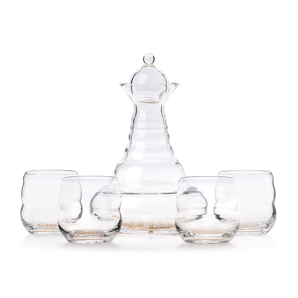 Elegantes Set aus einer mundgeblasenen Glaskaraffe mit Deckel und vier passenden Trinkgläsern, alle mit einem goldenen Akzent am Boden verziert.