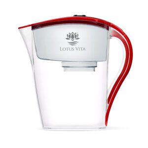Transparente Wasserfilter-Kanne mit rotem Deckel und Griff, die den innenliegenden Filterbehälter mit Lotus Vita Logo zeigt.
