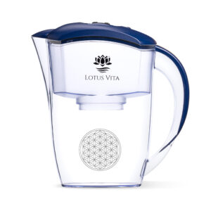 Ersatzteil-Set für eine Wasserfilter-Kanne, bestehend aus einem durchsichtigen Kannenkörper mit Blume des Lebens-Symbol, einem Einfülltank sowie einem dunkelblauen Deckel und Griff.