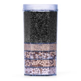 Eine mehrschichtige Wasserfilterkartusche mit verschiedenen Filtermedien wie Aktivkohle und Mineralkugeln in einem durchsichtigen Gehäuse.