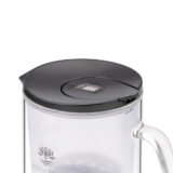 Nahaufnahme des schwarzen Deckels einer Glas-Filterkanne mit integriertem digitalem Zählwerk zur Anzeige des Filterwechsels.