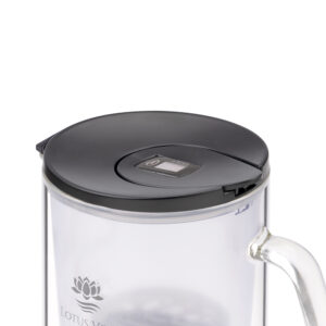 Nahaufnahme des schwarzen Deckels einer Glas-Filterkanne mit integriertem digitalem Zählwerk zur Anzeige des Filterwechsels.