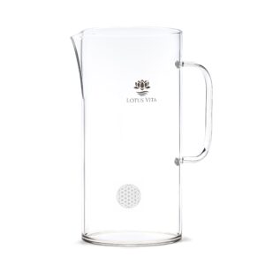 Eine hohe, zylindrische Glaskaraffe mit 3 Litern Fassungsvermögen, Henkel und Ausguss, verziert mit dem Lotus Vita Logo und dem Symbol der Blume des Lebens.