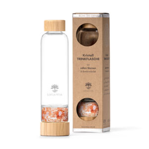 Glas-Trinkflasche mit einem separaten, mit Kristallen gefüllten Fach, einem Bambusdeckel und der dazugehörigen Kartonverpackung von Lotus Vita.