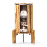 Ein Stand-Wasserfilter aus massivem Akazienholz mit einem Glasbehälter, sichtbaren Filterkartuschen und einem Zapfhahn aus Edelstahl.