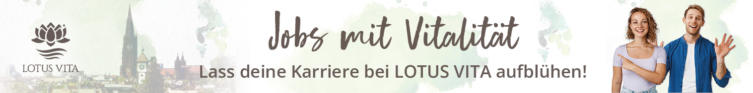 Ein glückliches Paar, das auf den Slogan 'Jobs mit Vitalität' zeigt, als Banner für die Karriereseite von Lotus Vita.