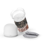 Das mehrstufige Wasserfilter-Set von Lotus Vita, bestehend aus einer Filterkartusche mit sichtbaren Schichten, einem Keramik-Vorfilter und zwei Kalkfilter-Pads.