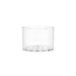 Transparentes, leeres Edelsteinfach für Lotus Vita Wasserfilter mit einem Wabenmuster am Boden, auf einem weißen Hintergrund.