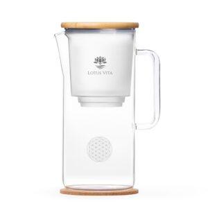 Eine elegante Glas-Filterkanne mit einem Bambusdeckel und dem eingravierten Symbol der Blume des Lebens, auf einem Korkuntersatz stehend.